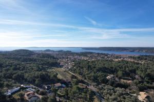Slpendid villa with heated pool and Jacuzzi for 12 people in Saint-chamas