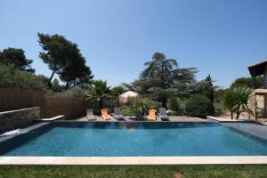 Villas Slpendid villa with heated pool and Jacuzzi for 12 people in Saint-chamas : photos des chambres