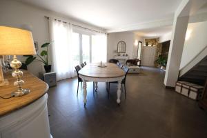 Villas Slpendid villa with heated pool and Jacuzzi for 12 people in Saint-chamas : photos des chambres