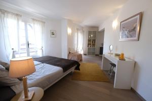 Villas Slpendid villa with heated pool and Jacuzzi for 12 people in Saint-chamas : photos des chambres
