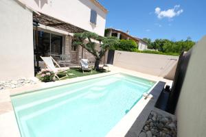 charming house with private pool in the heart of the village of aureille in the alpilles, 6 people.