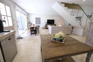 Villas charming house with private pool in the heart of the village of aureille in the alpilles, 6 people. : photos des chambres