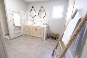 Villas charming house with private pool in the heart of the village of aureille in the alpilles, 6 people. : photos des chambres
