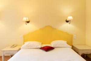 Hotels Golden Tulip Avignon Le Paradou : Chambre Quintuple Standard avec 2 Lits King-Size et Patio Privé