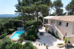 superb villa with private pool, with magnificent view of the luberon, in the heart of provence, 8 persons