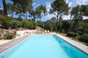 superb villa with private pool, with magnificent view of the luberon, in the heart of provence, 8 persons