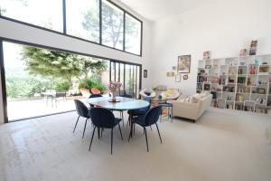 superb villa with private pool, with magnificent view of the luberon, in the heart of provence, 8 persons