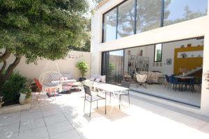 superb villa with private pool, with magnificent view of the luberon, in the heart of provence, 8 persons