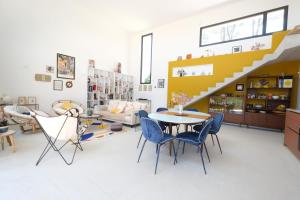 superb villa with private pool, with magnificent view of the luberon, in the heart of provence, 8 persons