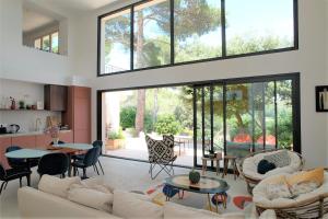 Villas superb villa with private pool, with magnificent view of the luberon, in the heart of provence, 8 persons : photos des chambres