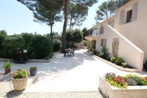Villas superb villa with private pool, with magnificent view of the luberon, in the heart of provence, 8 persons : photos des chambres