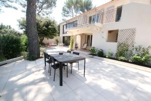 Villas superb villa with private pool, with magnificent view of the luberon, in the heart of provence, 8 persons : photos des chambres