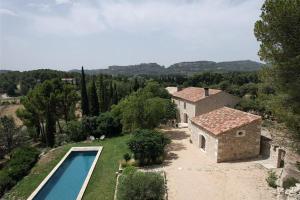 Villas property in les baux de provence, private pool, magnificent view, ideal for 10 people in the alpilles. : photos des chambres