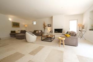 Villas property in les baux de provence, private pool, magnificent view, ideal for 10 people in the alpilles. : photos des chambres