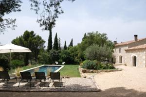 Villas property in les baux de provence, private pool, magnificent view, ideal for 10 people in the alpilles. : photos des chambres