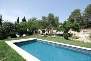 Villas property in les baux de provence, private pool, magnificent view, ideal for 10 people in the alpilles. : photos des chambres