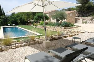 Villas property in les baux de provence, private pool, magnificent view, ideal for 10 people in the alpilles. : photos des chambres