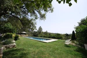 Villas property in les baux de provence, private pool, magnificent view, ideal for 10 people in the alpilles. : photos des chambres
