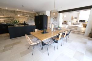 Villas property in les baux de provence, private pool, magnificent view, ideal for 10 people in the alpilles. : photos des chambres