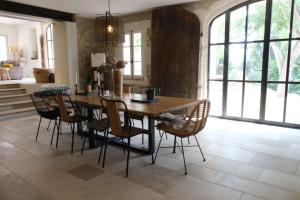Villas property in les baux de provence, private pool, magnificent view, ideal for 10 people in the alpilles. : photos des chambres