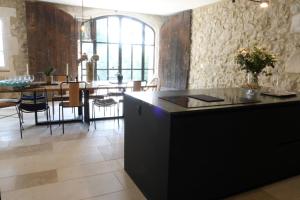 Villas property in les baux de provence, private pool, magnificent view, ideal for 10 people in the alpilles. : photos des chambres