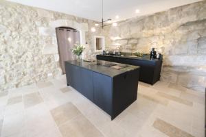 Villas property in les baux de provence, private pool, magnificent view, ideal for 10 people in the alpilles. : photos des chambres