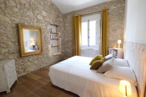 Villas property in les baux de provence, private pool, magnificent view, ideal for 10 people in the alpilles. : photos des chambres