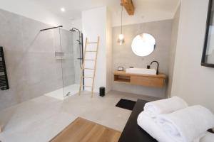 Villas property in les baux de provence, private pool, magnificent view, ideal for 10 people in the alpilles. : photos des chambres