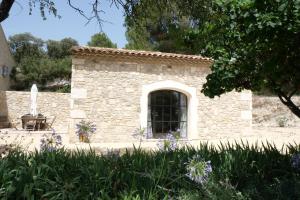 Villas property in les baux de provence, private pool, magnificent view, ideal for 10 people in the alpilles. : photos des chambres