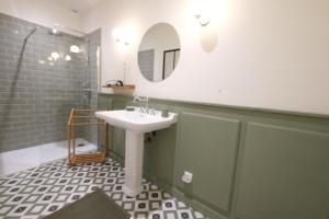 Villas property in les baux de provence, private pool, magnificent view, ideal for 10 people in the alpilles. : photos des chambres