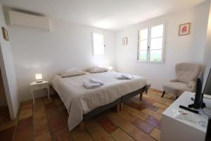 Air-conditioned villa with private pool overlooking Roussillon - Luberon - 8 people.