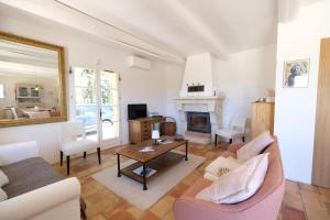 Air-conditioned villa with private pool overlooking Roussillon - Luberon - 8 people.