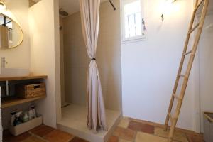 Air-conditioned villa with private pool overlooking Roussillon - Luberon - 8 people.