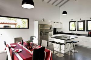 Maison basque moderne avec piscine chauffée et vue