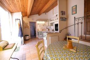 Villas pretty detached villa with private swimming pool, in Aureille, in the alpilles - 8 people : photos des chambres