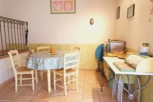 Villas pretty detached villa with private swimming pool, in Aureille, in the alpilles - 8 people : photos des chambres