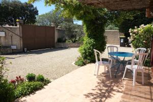 Villas pretty detached villa with private swimming pool, in Aureille, in the alpilles - 8 people : photos des chambres
