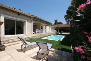 pretty detached house with swimming pool in the village of mouriès - Mouriès