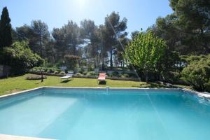 Family house with private pool in the countryside of Les Taillades, in the Luberon Park