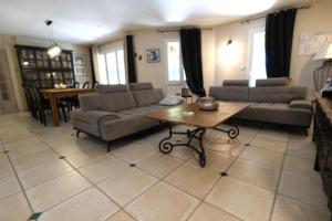 Family house with private pool in the countryside of Les Taillades, in the Luberon Park