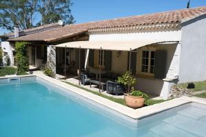 Family house with private pool in the countryside of Les Taillades, in the Luberon Park