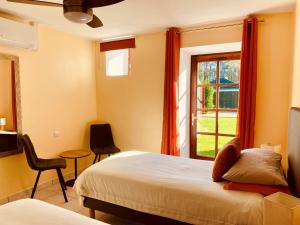Maisons de vacances 4-Star Tourism Rated Holiday Home, 6 Bedrooms, with Air Con & Private Heated 10x4M Salt Water Pool - 45 Mins from Sarlat : photos des chambres