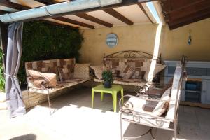 Villas Air-conditioned house with heated pool, Luberon, in Maubec – 6 people : photos des chambres