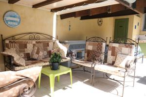 Villas Air-conditioned house with heated pool, Luberon, in Maubec – 6 people : photos des chambres
