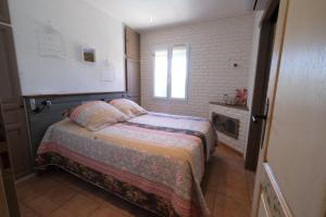 Villas Air-conditioned house with heated pool, Luberon, in Maubec – 6 people : photos des chambres