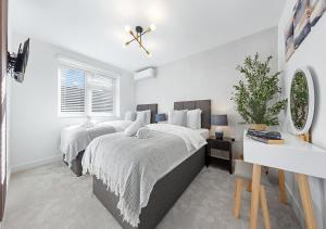 Spacious 4BR Home in Brentford Free Parking