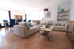 Villas Air-conditioned villa with heated pool, Luberon, in Puget - 10 people : photos des chambres