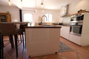 Villas Air-conditioned villa with heated pool, Luberon, in Puget - 10 people : photos des chambres