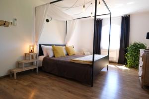 Villas Air-conditioned villa with heated pool, Luberon, in Puget - 10 people : photos des chambres