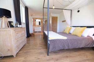 Villas Air-conditioned villa with heated pool, Luberon, in Puget - 10 people : photos des chambres
